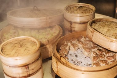 Hong Kong 'daki Çin restoranında bambu sepeti içinde Çin yemeği.