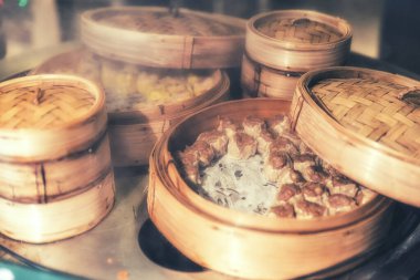 Hong Kong 'daki Çin restoranında bambu sepeti içinde Çin yemeği.