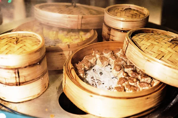 Hong Kong Daki Çin Restoranında Bambu Sepeti Içinde Çin Yemeği — Stok fotoğraf