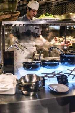 Hong Kong, Çin - 31 Ekim 2017: Hong Kong 'da bir otelin açık uzay mutfağında bir şef