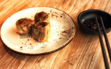 Çin böreğini tabakta yakın plan çek.