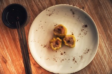 Çin böreğini tabakta yakın plan çek.