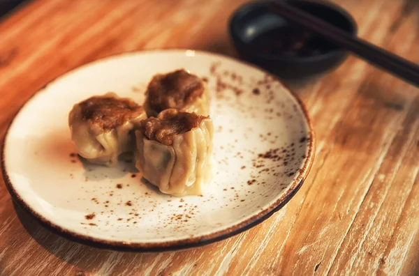 中国饺子放在盘子里的特写 — 图库照片