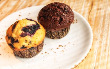 Farklı tatlarda iki büyük, sulu kek..