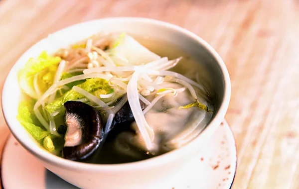 Traditionella Kinesiska Nudlar Soppa Med Grönsaker — Stockfoto