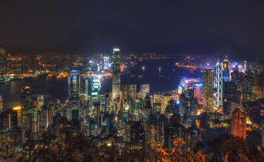 Geceleri Hong Kong Victoria Limanı 'nın hava görüntüsü