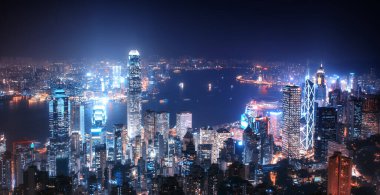 Geceleri Hong Kong Victoria Limanı 'nın hava görüntüsü