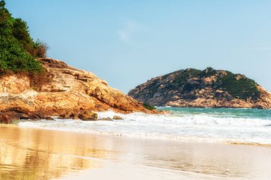 Shek O Sahili 'nde Rocky sahili, Idyllic Shek O plajı, Güney Doğu Hong Kong adasında bir körfez.