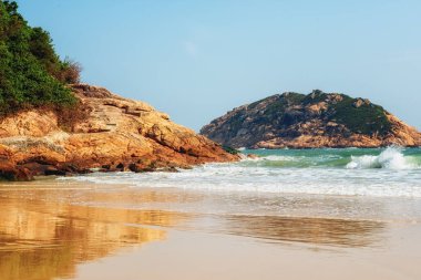 Shek O Sahili 'nde Rocky sahili, Idyllic Shek O plajı, Güney Doğu Hong Kong adasında bir körfez.