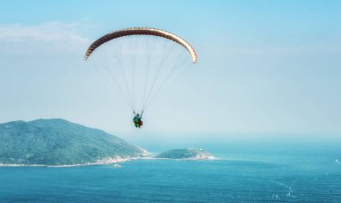 Dragon 's Back Trail, Hong Kong Adası' ndaki en popüler ve muhteşem yürüyüş yollarından biridir. Shek O Country Park 'ta yer alan bina, Shek O kasabası ve sahili ve güney kıyı şeridini muhteşem bir şekilde gösteriyor. Aynı zamanda parag için de favori bir yerdir.