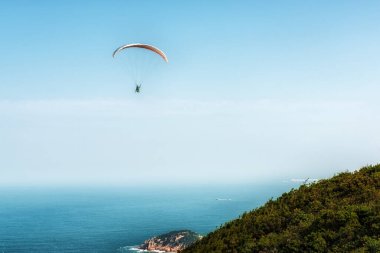 Dragon 's Back Trail, Hong Kong Adası' ndaki en popüler ve muhteşem yürüyüş yollarından biridir. Shek O Country Park 'ta yer alan bina, Shek O kasabası ve sahili ve güney kıyı şeridini muhteşem bir şekilde gösteriyor. Aynı zamanda parag için de favori bir yerdir.