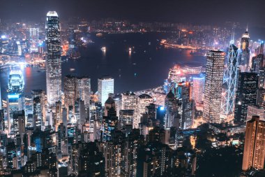 Geceleri Hong Kong Victoria Limanı 'nın hava görüntüsü