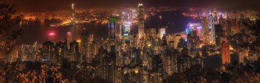 Geceleri Hong Kong Victoria Limanı 'nın hava görüntüsü