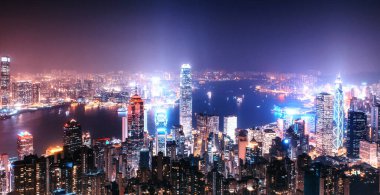 Geceleri Çin 'deki Hong Kong adasında manzara. Victoria Tepesi 'nden aydınlık gökdelenleri görünen çok renkli gece gökdelenleri
