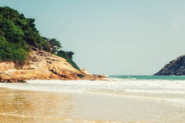 Shek O Sahili 'nde Rocky sahili, Idyllic Shek O plajı, Güney Doğu Hong Kong adasında bir körfez.