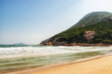 Idyllic Shek O Beach, Hong Kong 'un güney kıyısında popüler bir hafta sonu ve tatil beldesi..