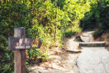 Dragon 's Back tabelası, yolun başında, Shek O, Hong Kong' da.