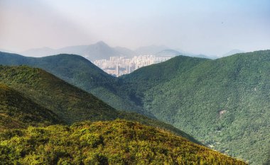 Hong Kong, Çin 'deki Dragon' s Back yürüyüş yolu boyunca tepelerin ve yemyeşil doğanın manzarası..