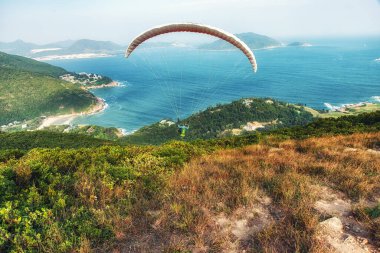 Dragon 's Back Trail, Hong Kong Adası' ndaki en popüler ve muhteşem yürüyüş yollarından biridir. Shek O Country Park 'ta yer alan bina, Shek O kasabası ve sahili ve güney kıyı şeridini muhteşem bir şekilde gösteriyor. Aynı zamanda parag için de favori bir yerdir.