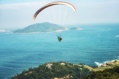 Dragon 's Back Trail, Hong Kong Adası' ndaki en popüler ve muhteşem yürüyüş yollarından biridir. Shek O Country Park 'ta yer alan bina, Shek O kasabası ve sahili ve güney kıyı şeridini muhteşem bir şekilde gösteriyor. Aynı zamanda parag için de favori bir yerdir.
