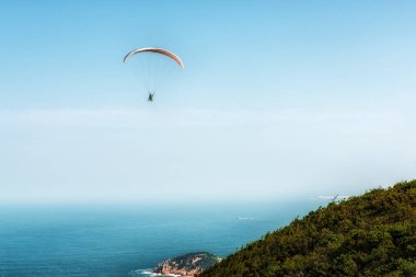 Dragon 's Back Trail, Hong Kong Adası' ndaki en popüler ve muhteşem yürüyüş yollarından biridir. Shek O Country Park 'ta yer alan bina, Shek O kasabası ve sahili ve güney kıyı şeridini muhteşem bir şekilde gösteriyor. Aynı zamanda parag için de favori bir yerdir.