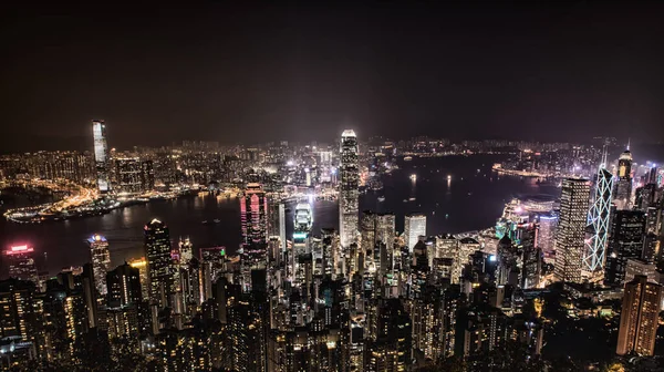 夜の香港ビクトリア港の空中ビュー — ストック写真