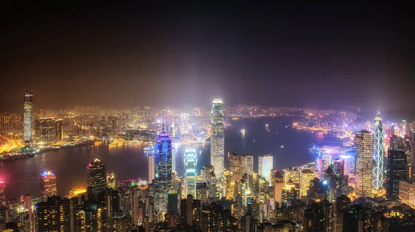 香港島 夜の風景です ビクトリアピークから見られる照明高層ビルと多色の夜景 — ストック写真