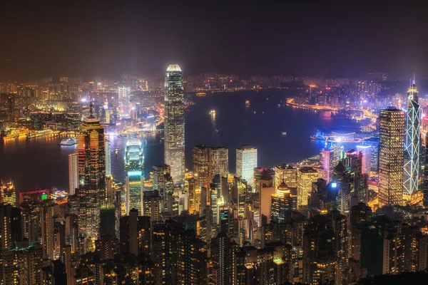 香港島 夜の風景です ビクトリアピークから見られる照明高層ビルと多色の夜景 — ストック写真