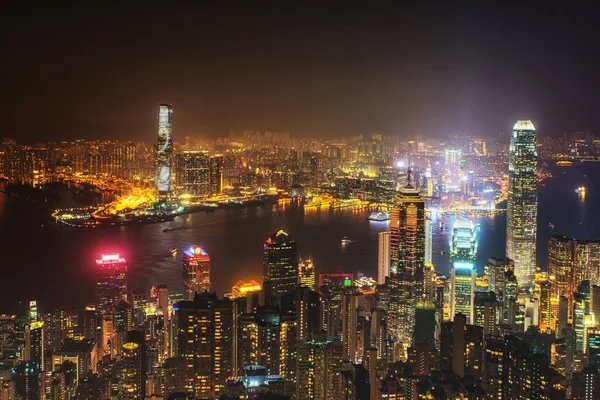 香港島 夜の風景です ビクトリアピークから見られる照明高層ビルと多色の夜景 — ストック写真