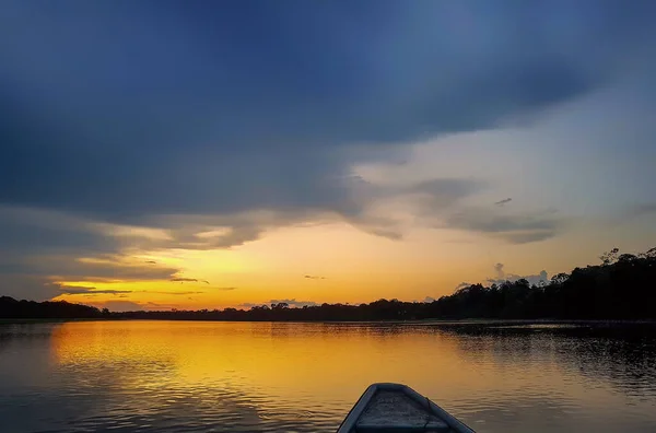 Boot Auf Dem Amazonas Bei Sonnenuntergang Der Nähe Von Leticia — Stockfoto