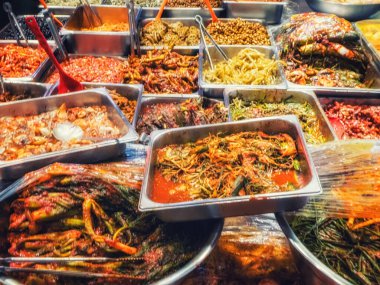 Geleneksel kimchi Güney Kore 'de taze pazarda sergileniyor.