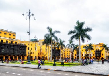Lima, Peru - 28 Ocak 2020: Lima 'daki Plaza Mayor veya Plaza de Armas' a bakın. Lima Tarihi Merkezi 'nde yer alan Plaza, Hükümet Sarayı, Lima Katedrali, Lima Başpiskoposu' nun Sarayı, Belediye Sarayı,