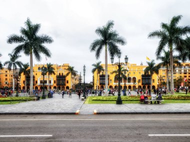 Lima, Peru - 28 Ocak 2020: Lima 'daki Plaza Mayor veya Plaza de Armas' a bakın. Lima Tarihi Merkezi 'nde yer alan Plaza, Hükümet Sarayı, Lima Katedrali, Lima Başpiskoposu' nun Sarayı, Belediye Sarayı,