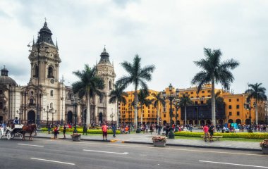 Lima, Peru - 28 Ocak 2020: Lima 'daki Plaza Mayor veya Plaza de Armas' a bakın. Lima Tarihi Merkezi 'nde yer alan Plaza, Hükümet Sarayı, Lima Katedrali, Lima Başpiskoposu' nun Sarayı, Belediye Sarayı,