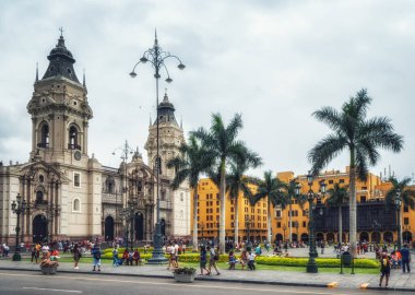 Lima, Peru - 28 Ocak 2020: Lima 'daki Plaza Mayor veya Plaza de Armas' a bakın. Lima Tarihi Merkezi 'nde yer alan Plaza, Hükümet Sarayı, Lima Katedrali, Lima Başpiskoposu' nun Sarayı, Belediye Sarayı,