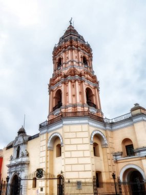Lima, Peru 'daki Plaza de Armas' da Santo Domingo Manastırı 'nın bir kulesi..