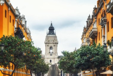 Peru, Lima 'daki Basilica Katedrali' nin çan kulesiyle Armas Meydanı 'nın etrafında muhteşem bir koloni mimarisi toplandı.