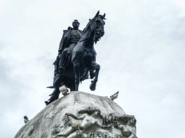 San Martin, Arjantin ve Peru 'nun ulusal kahramanı ve İspanyol Güney Amerika' nın kurtarıcılarından biri olarak kabul edilir..