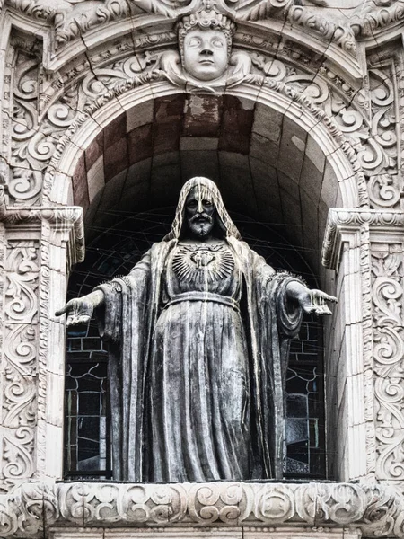ユネスコ世界遺産 ペルーのプラザ市長またはプラザ アルマスの大聖堂の正面にあるキリスト像 — ストック写真