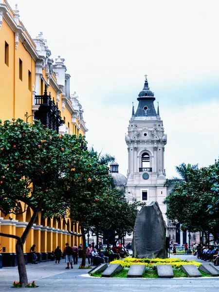 Zachwycająca Architektura Kolonialna Skupiona Wokół Plaza Armas Dzwonnicą Bazyliki Katedralnej — Zdjęcie stockowe