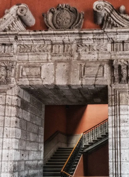 メキシコシティの故宮の階段 英語版 — ストック写真