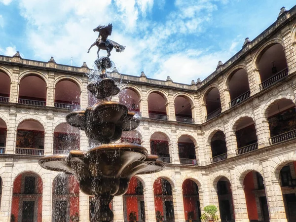Величезний Фонтан Центрі Внутрішнього Двору Національного Палацу Мехіко Оточений Неперевершеною — стокове фото
