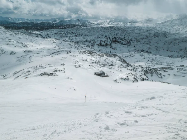 奥地利Salzkammergut的Dachstein Krippenstein山地高原是滑雪者散步 滑雪板和其他极端冬季运动的最佳去处 — 图库照片