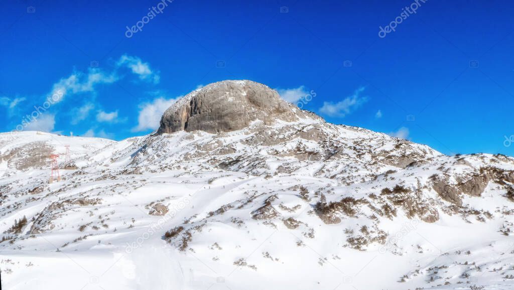 Dachstein-Krippenstein site is the real paradise for winter sports, it boasts many ski runs of varying difficulty and breathtaking Alpine landscapes, Salzkammergut, Austria.