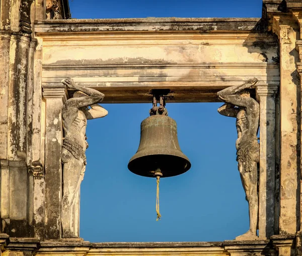 Estatuas Que Sostienen Una Columna Campana Catedral León Nicaragua — Foto de Stock