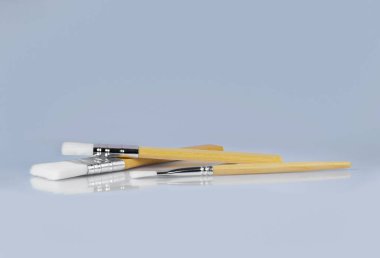 Gri arkaplanda boya fırçaları, ön görünüm