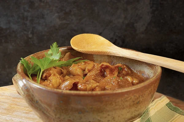 Champiñones Chanterelle en el plato con cuchara de madera perejil decorado, estilo rústico / país. Primer plano, vista frontal — Foto de Stock