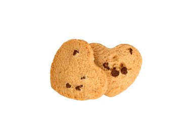 Çikolata parçacıklı kalp şeklinde kurabiyeler beyazın üzerinde izole edilmiş.