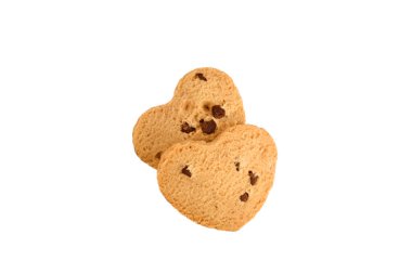 Çikolata parçacıklı kalp şeklinde kurabiyeler beyazın üzerinde izole edilmiş.