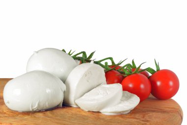 Beyaz arka planda izole edilmiş kiraz domatesli Mozzarella peyniri topları.